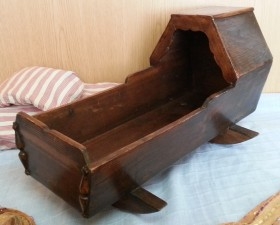 Cuna antigua de juguete. Fabricada en madera