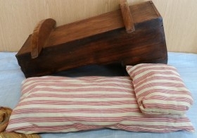 Cuna antigua de juguete. Fabricada en madera