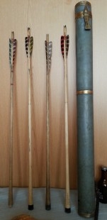 Carcaj  de flechas antiguo con cuatro flechas. Origen Bélgica