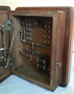 Teléfono antiguo en madera. Principios de 1900.