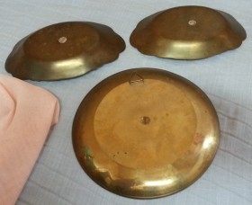 Bandejas en bronce policromadas. Tres unidades.