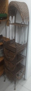 Estantería vintage en hierro y mimbre. Años 80. Fuerte y pesada. Buen estado.