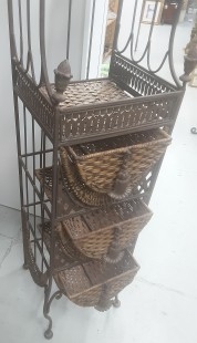 Estantería vintage en hierro y mimbre. Años 80. Fuerte y pesada. Buen estado.