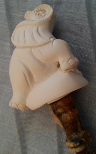 Abrecartas fabricado a mano con figura de elefante en su asidera. Espuma de mar. Turquía.