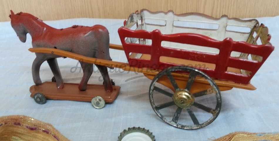 Carromato tirado por caballo de juguete en chapa. Años 50