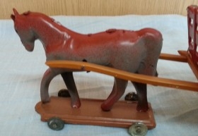 Carromato tirado por caballo de juguete en chapa. Años 50