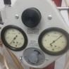 Aparato regulador de oxígeno. Años 60. Incluye botella de oxígenos y manómetros indicadores.