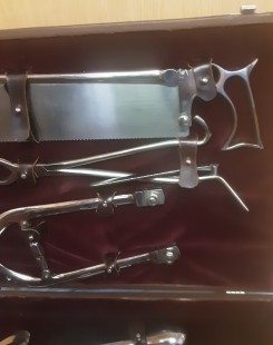 Maletín médico con kit instrumental cirujano años 40. Magnífico estado general.