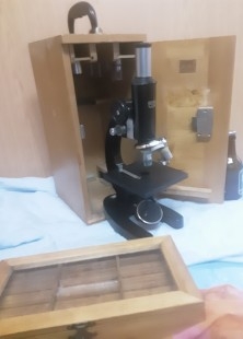 Microscopio años 60. Caja original. Origen holandés. Incluye accesorios.