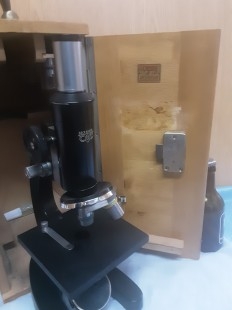 Microscopio años 60. Caja original. Origen holandés. Incluye accesorios.