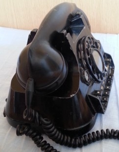 Teléfono año 1952 en baquelita y metal. Centralita. Fuerte y pesado.