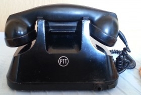 Teléfono año 1952 en baquelita y metal. Centralita. Fuerte y pesado.