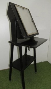 Negatoscopio de los años 50 en mueble de madera. Espectacular aparato médico para visualizar las radiografías.