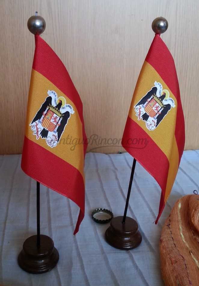 Banderitas franquistas de escritorio. Pareja.