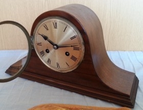 Reloj de chimenea en madera. Años 60-70.