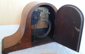 Reloj de chimenea en madera. Años 60-70.