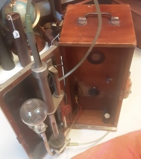 Conductómetro centenario. Principios de 1900. Caja de madera original.