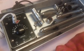 Anoscopio vintage. Equipo médico rectoscopio