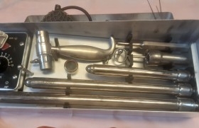 Anoscopio vintage. Equipo médico rectoscopio
