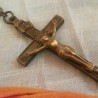 Cristo en cruz. Fabricado en bronce. Colgante