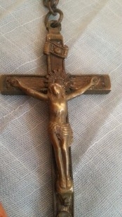 Cristo en cruz. Fabricado en bronce. Colgante