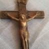 Cristo en cruz. Fabricado en bronce. Colgante