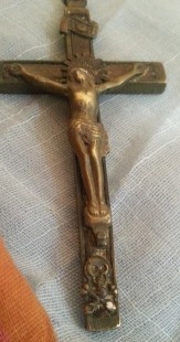 Cristo en cruz. Fabricado en bronce. Colgante