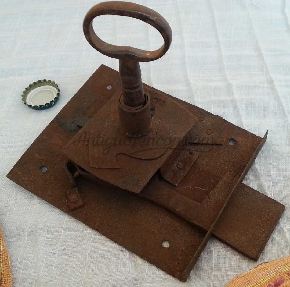 Cerradura antigua con su llave original.