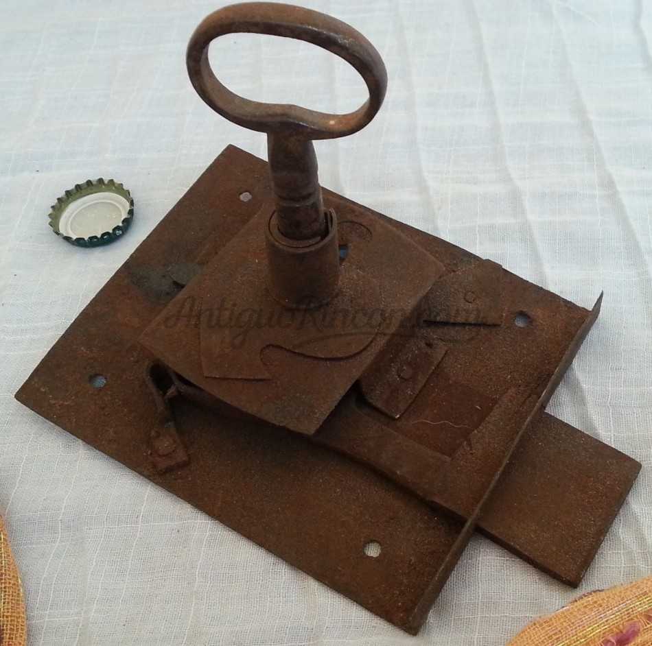 Cerradura antigua con su llave original. Cerradura antigua con su llave original.