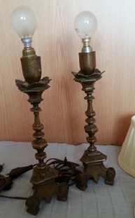 Candelabros antiguos en bronce. Electrificados. Pareja. Años 1920-1950.