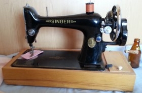 Máquina de coser antigua. Marca Singer.