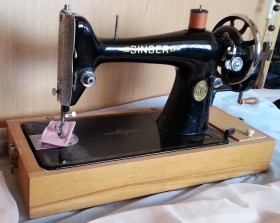 Máquina de coser antigua. Marca Singer.