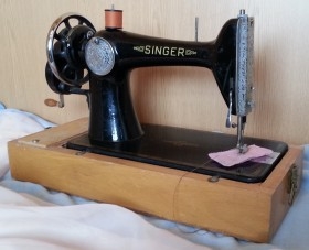 Máquina de coser antigua. Marca Singer.