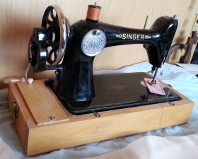 Máquina de coser antigua. Marca Singer.