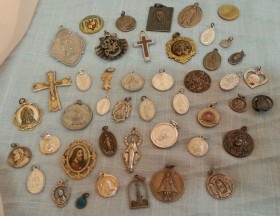 Medallas de imágenes religiosas. Mucha variedad en alquiler y venta.