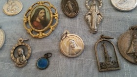 Medallas de imágenes religiosas. Mucha variedad en alquiler y venta.