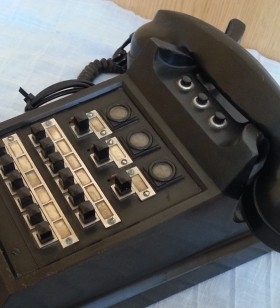 Teléfono antiguo. Centralita. Años 50. En baquelita