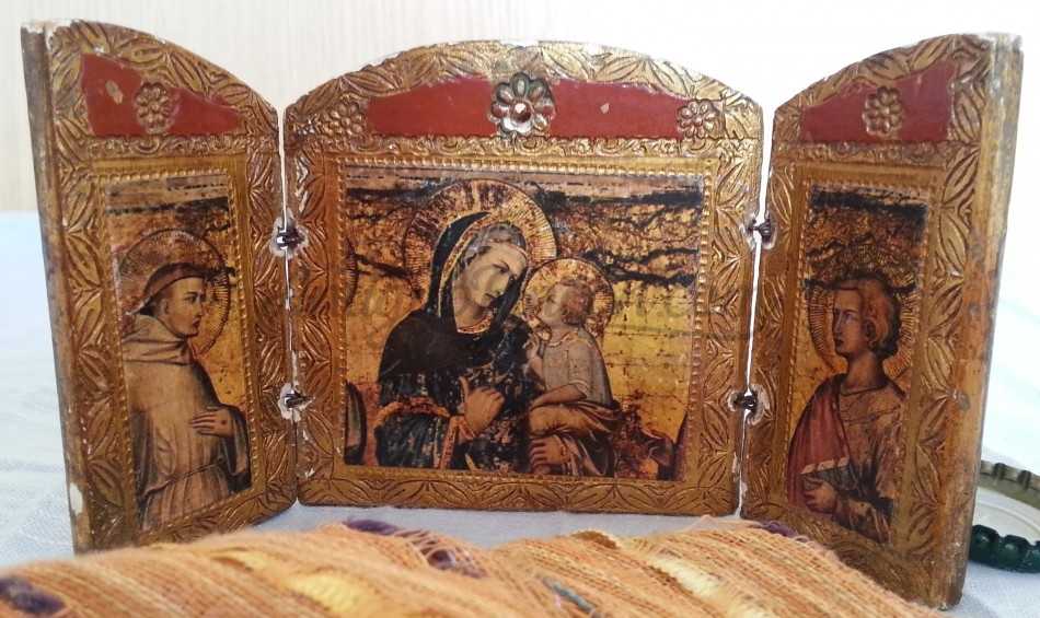 Retablo. Tríptico religioso. Años 60. Preciosa pieza para conservar muchos años. Retablo. Tríptico religioso. Años 60. Preciosa pieza para conservar muchos años.