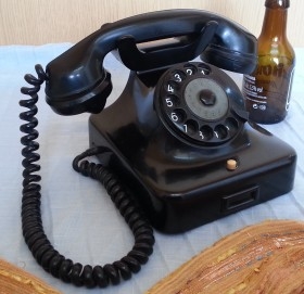 Teléfono de mesa antiguo. En baquelita. Buen estado general