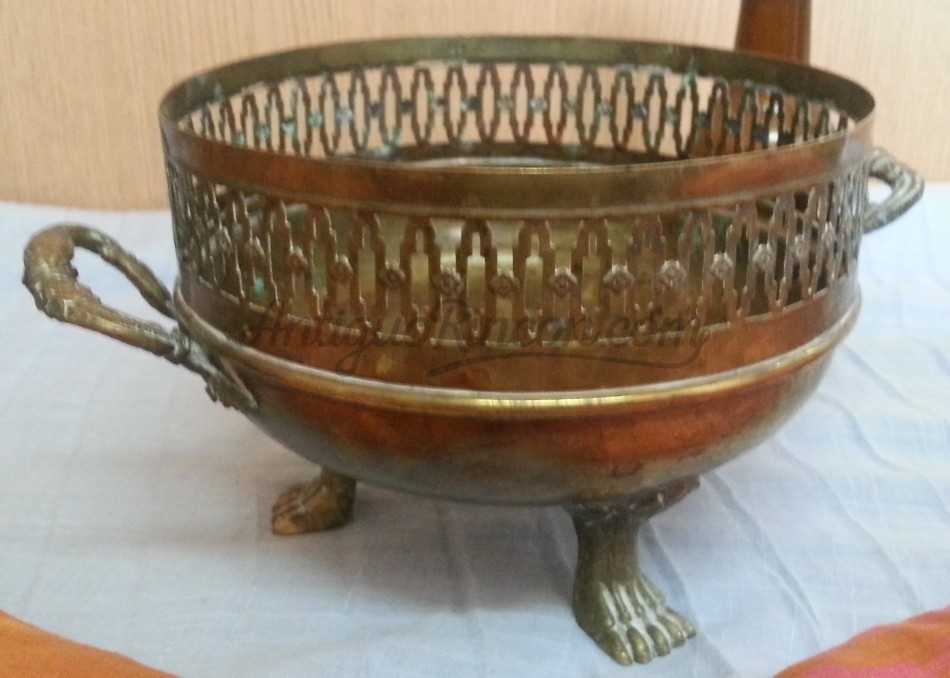Centro de mesa en metal dorado. Centro de mesa en metal dorado.