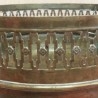 Centro de mesa en metal dorado.