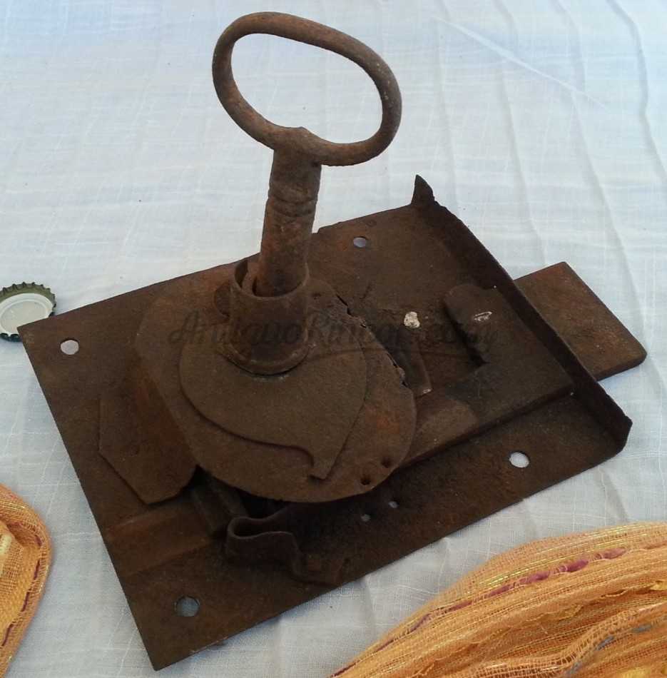 Cerradura antigua con su llave original. Años 50 Cerradura antigua con su llave original. Años 50
