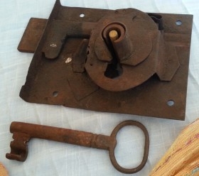 Cerradura antigua con su llave original. Años 50