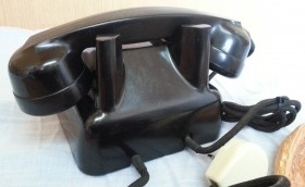 Teléfono de mesa antiguo. Marca PTT. En baquelita. Buen estado general