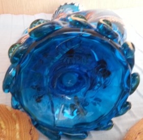 Jarrón en vidrio azul con motivos florales. Muy buen estado.