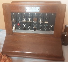 Centralita telefónica antigua. Años 40-50. Gran aparato. Teléfono. Origen francés.