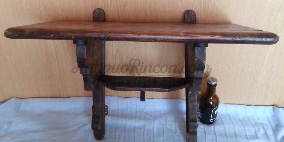 Estantería antigua. Estilo Medieval. Madera maciza. Estantería antigua. Estilo Medieval. Madera maciza.