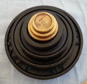 Ponderales. Pesas en hierro y bronce. Origen Británico. 7 piezas.