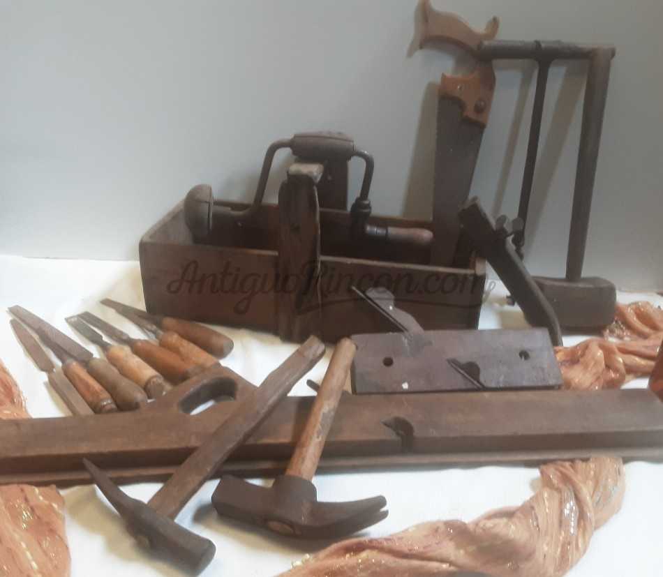 Caja de herramientas de carpintero. Conjunto de colección o decoración. Caja de herramientas de carpintero. Conjunto de colección o decoración.