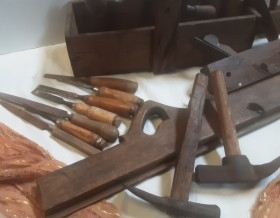 Caja de herramientas de carpintero. Conjunto de colección o decoración.